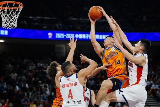上海久事CBA战胜山东高速，王哲林拿下两双(上海久事男篮比赛视频)
