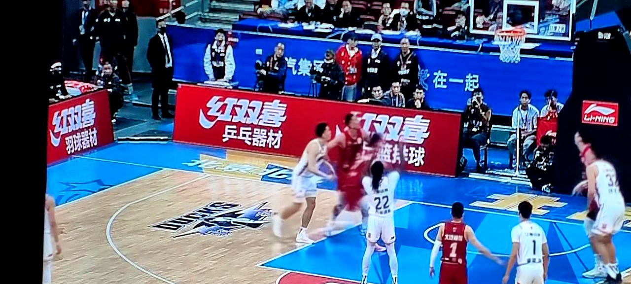 上海久事CBA战胜山东高速，王哲林拿下两双(上海久事男篮比赛视频)